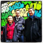 Joëlle Morel, David Belliard et Christophe Najdovski devant un mur taggué Place Verte